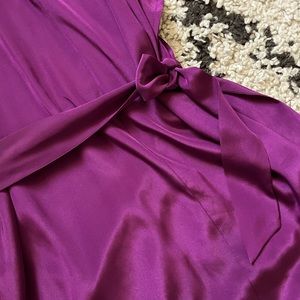 Classy silky dress in a beautiful fuchsia color wit tie belt